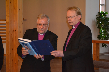 piispa Kari mäkinen ja Aarre Kuukauppi